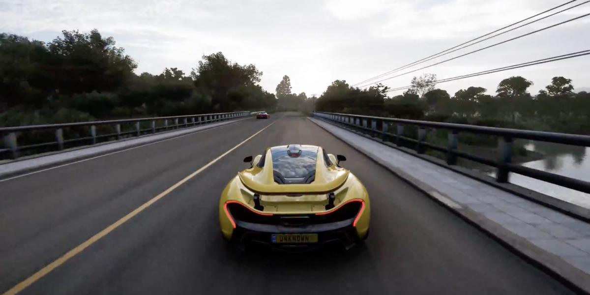 Forza Horizon 5 - McLaren P1 - Jogador atravessa uma ponte sobre um belo rio
