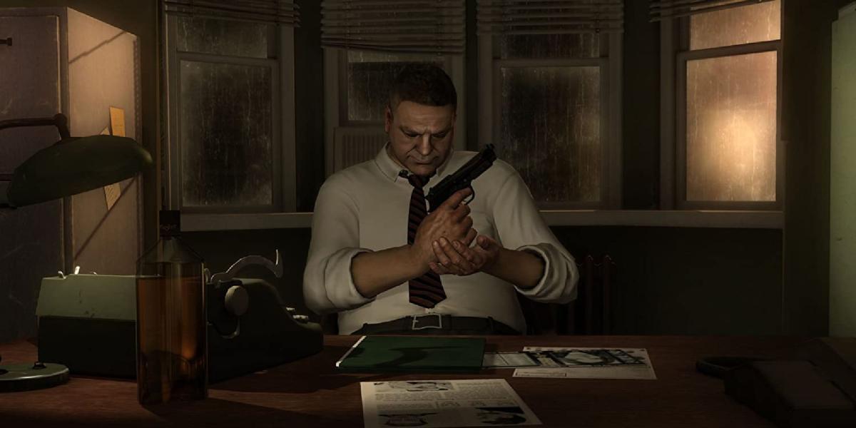 Scott Shelby sentado em seu escritório, segurando uma arma.