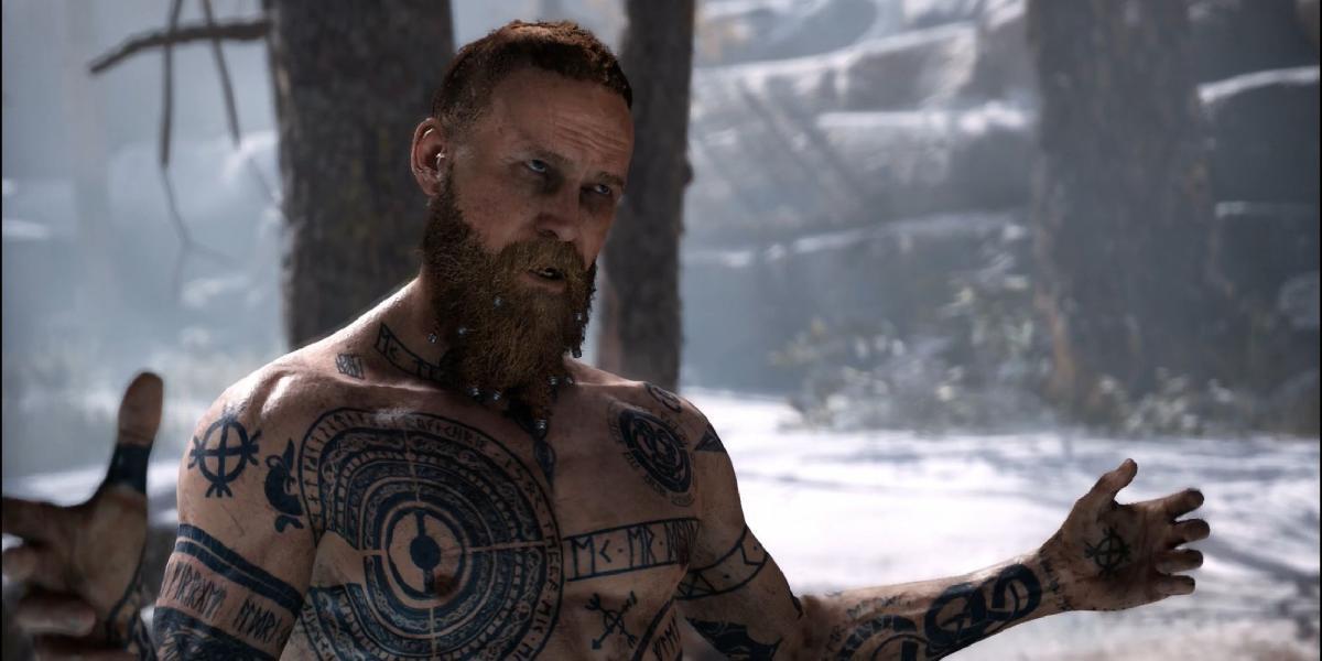 Um close-up do deus nórdico tatuado Baldur, falando com os dois braços estendidos para o lado.