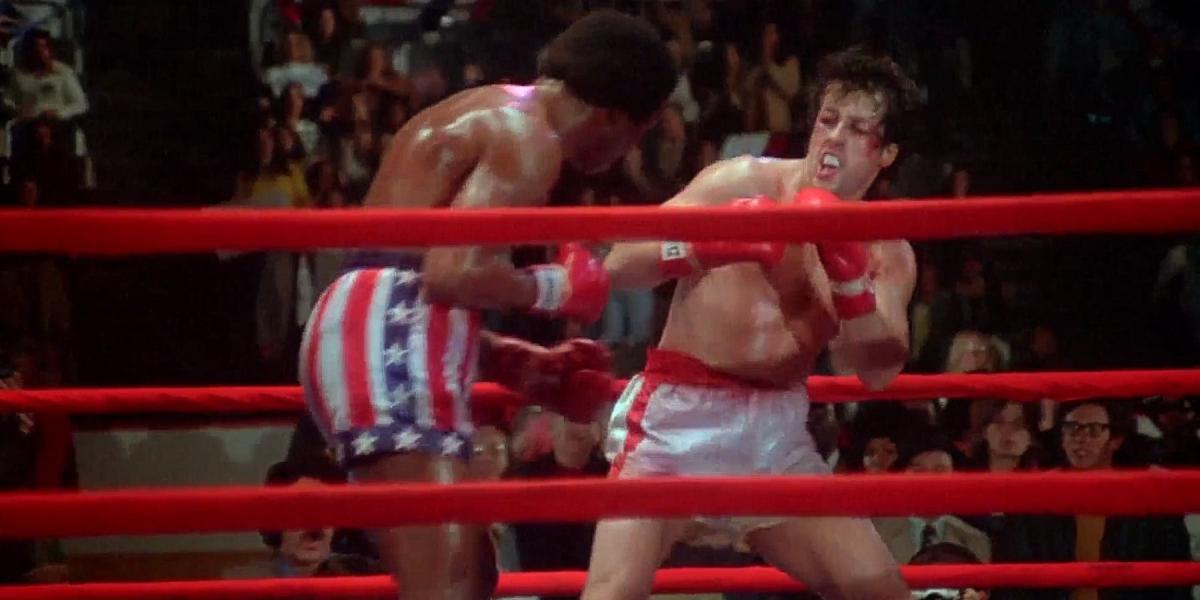 Sylvester Stallone como Rocky lutando contra Apollo Creed