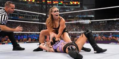 Clipe do WWE SmackDown mostra Ronda Rousey sendo presa
