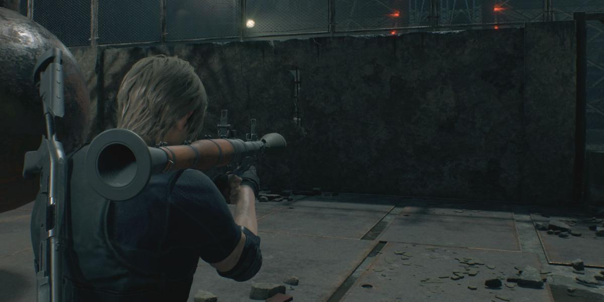 Leon mira o lançador de foguetes em uma parede no remake de Resident Evil 4