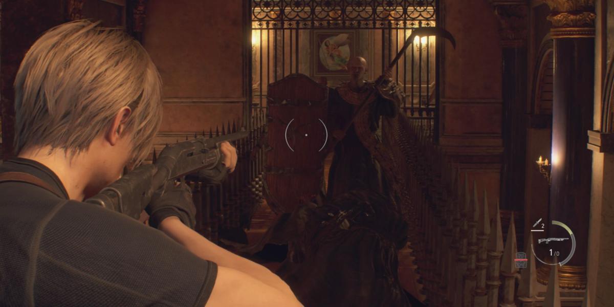 Leon aponta sua espingarda para um grupo de Cultistas no remake de Resident Evil 4