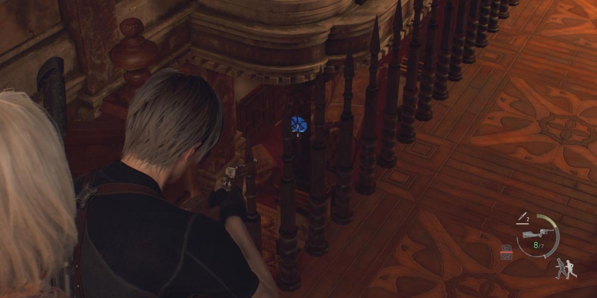 Leon mira em um medalhão azul no remake de Resident Evil 4
