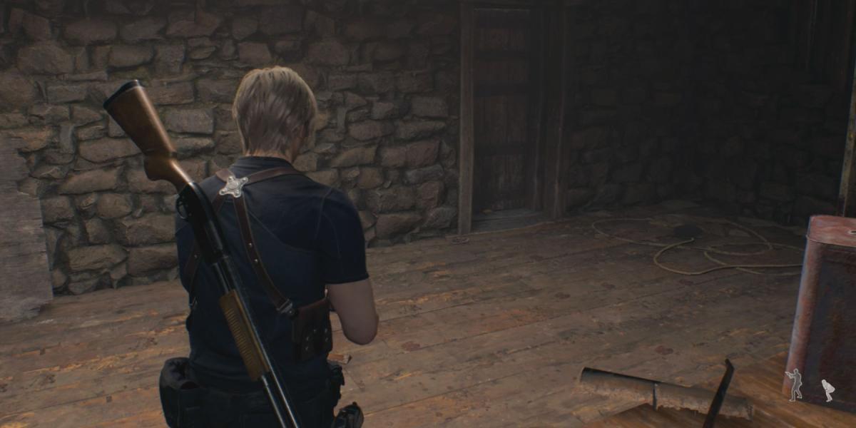 Leon enfrenta a saída da casa Checkpoint no remake de Resident Evil 4