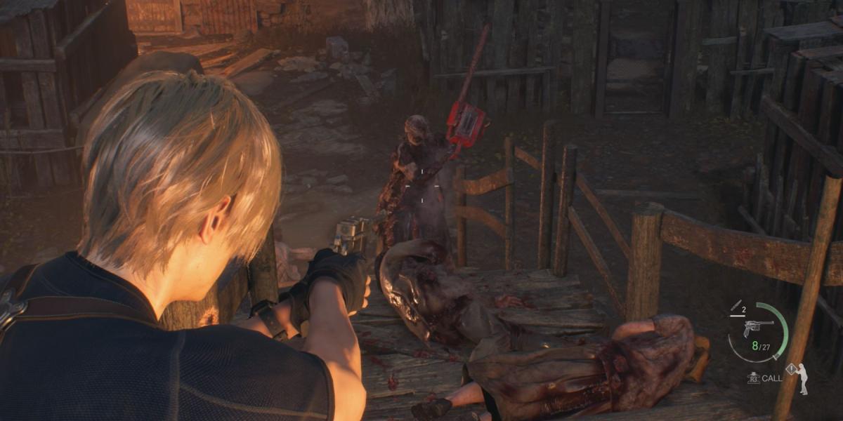 Leon mira em uma Chainsaw Sister no remake de Resident Evil 4
