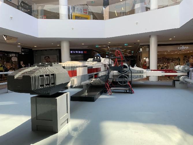 Confira este LEGO X-Wing em tamanho real em um shopping francês