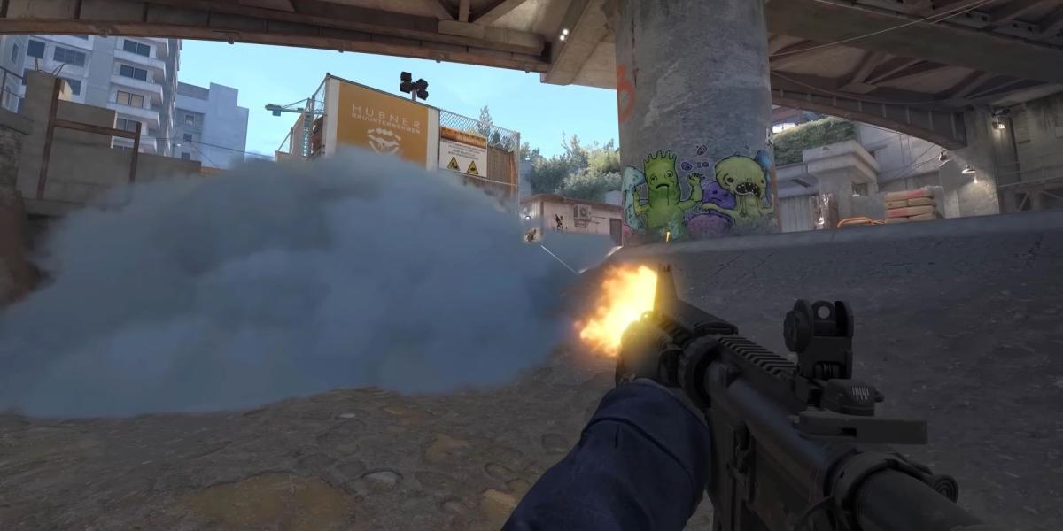 Counter-Strike 2 atirando na fumaça
