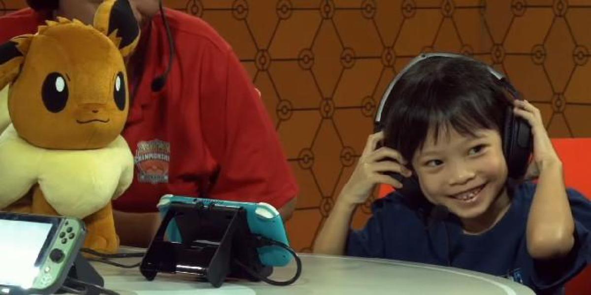 Criança de 7 anos fica chateada com a vitória no torneio do Campeonato Pokemon