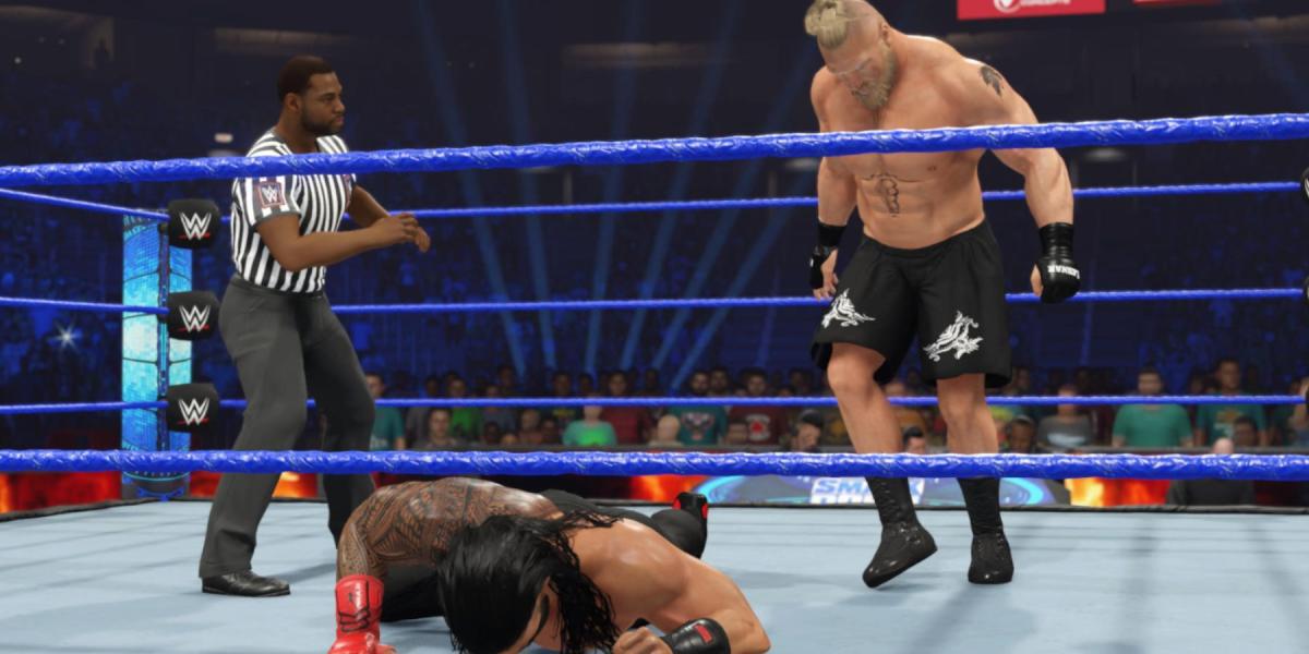 WWE 2K23 Brock atacando Roman com uma ação rival