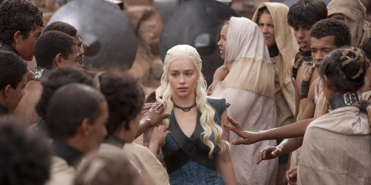 Daenerys Targaryen é aclamada como Mhysa por Yunkish em Game of Thrones.