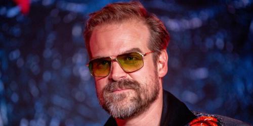 David Harbour e Jodie Comer estrelam jogo de terror misterioso