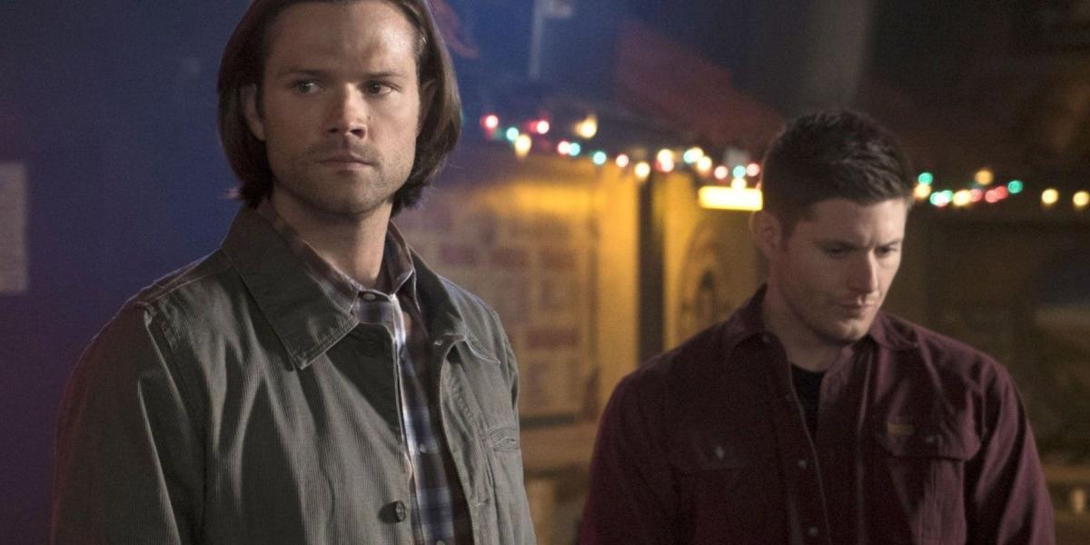 Sam e Dean parecem sérios em Supernatural