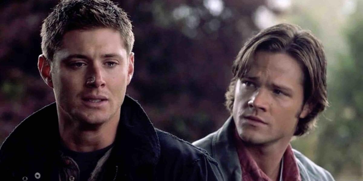 Dean e Sam parecendo chateados e sérios em Supernatural