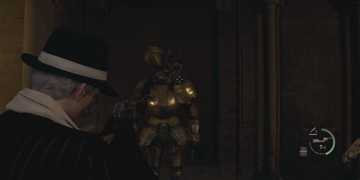 Leon mira a Plaga dentro de uma Armadura no remake de Resident Evil 4