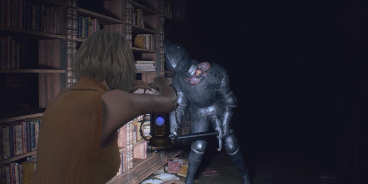 Ashley aponta uma lanterna para um Armadura no remake de Resident Evil 4