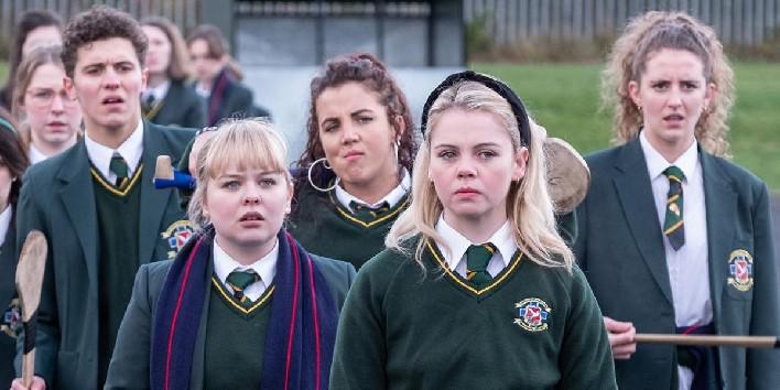 Derry Girls tem sucesso onde outras séries adolescentes falham