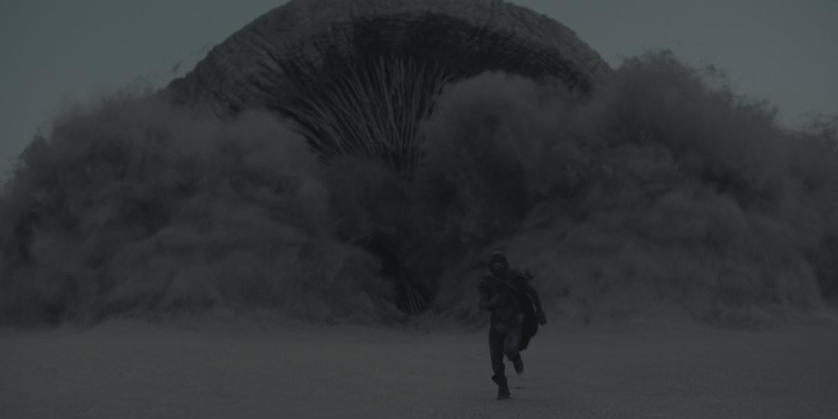 Paul fugindo de um verme da areia em Dune