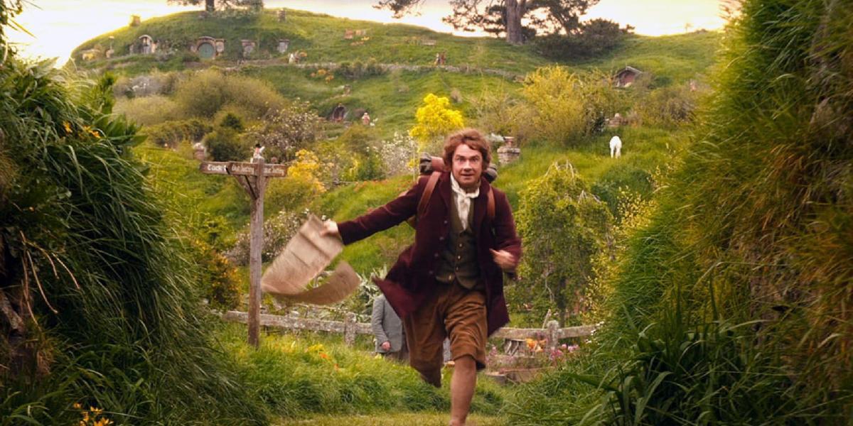 Bilbo corre pelo condado com seu contrato em mãos, tentando alcançar os anões para embarcar em sua busca.