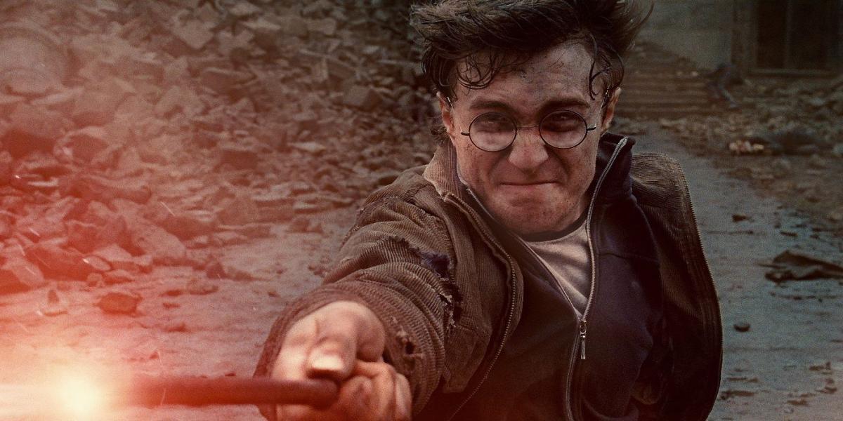 Daniel Radcliffe como Harry Potter usando uma varinha