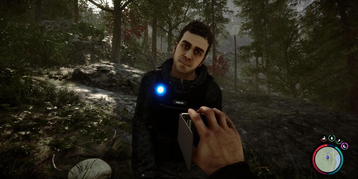 Captura de tela de Sons of the Forest mostrando Kelvin olhando fixamente para o jogador.