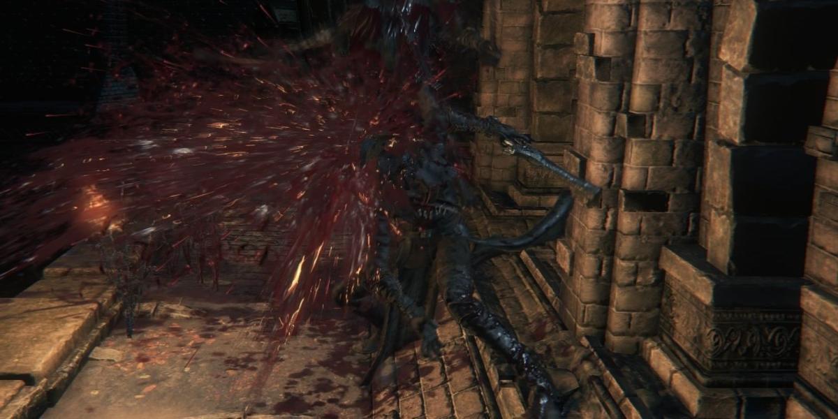 O caçador realizando um ataque visceral em Bloodborne