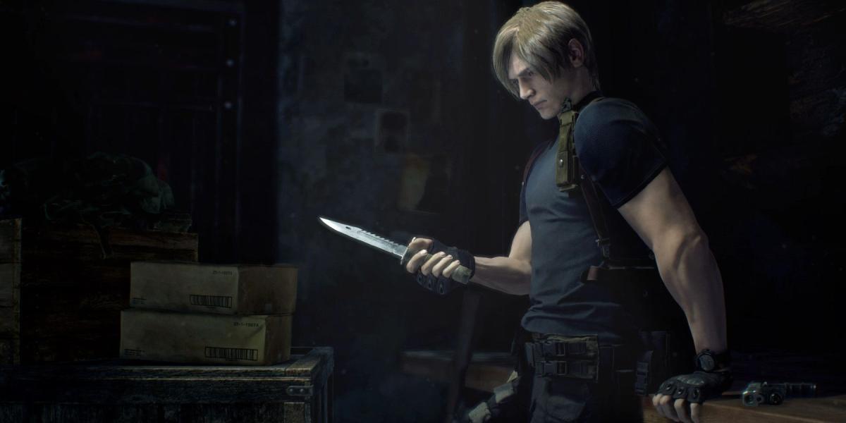 Resident Evil 4 Remake Leon Kennedy encostado na mesa com uma faca