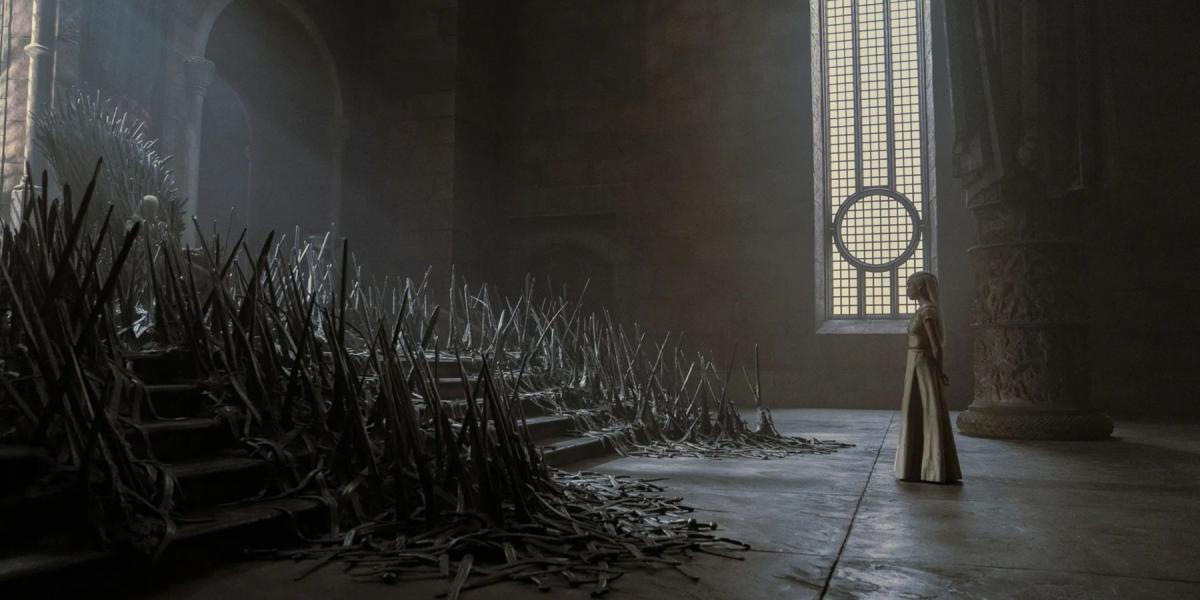 Daemon Targaryen está no Trono de Ferro e Rhaenyra está na frente dele em House of the Dragon. 