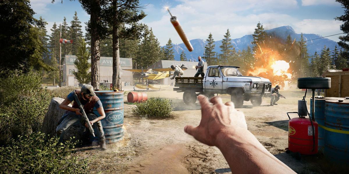 Personagem do jogador jogando dinamite em um caminhão de culto cheio de Peggies enquanto eles lutam ao lado de Nick Rye