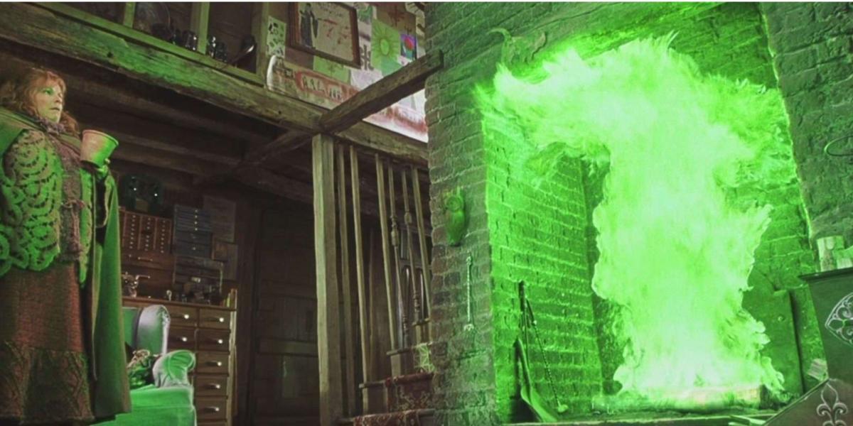 Molly Weasley observa Harry Potter viajar pelo pó de Flu em Harry Potter e a Câmara Secreta.