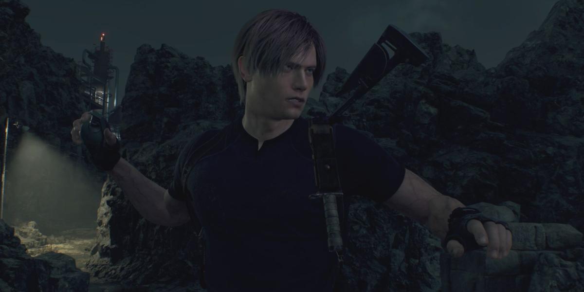 Leon segura uma granada de mão no remake de Resident Evil 4