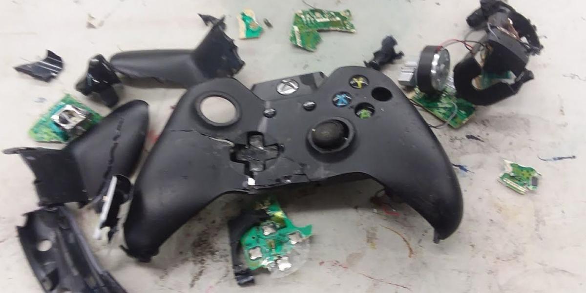 Controle quebrado do Xbox 360 completamente esmagado