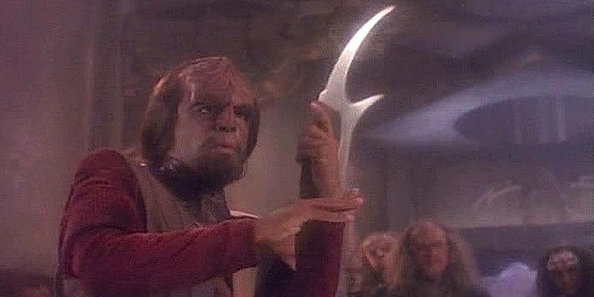 Worf segura bat'leth em Star Trek