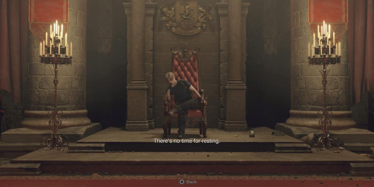 Leon senta na cadeira de Ramon Salazar no remake de Resident Evil 4