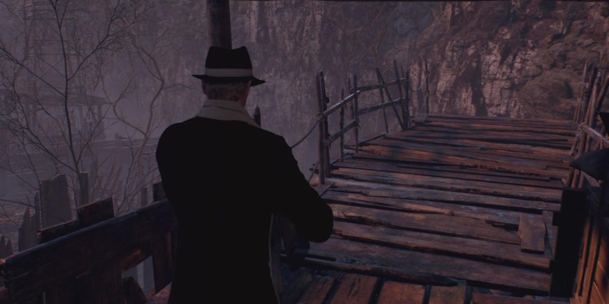 Leon caminha em direção à fazenda de peixes em Resident Evil 4 Remake