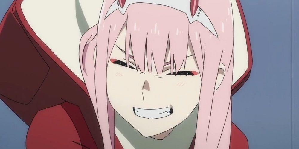 Uma Zero Two sorridente quando ela aparece no anime Darling in the Franxx