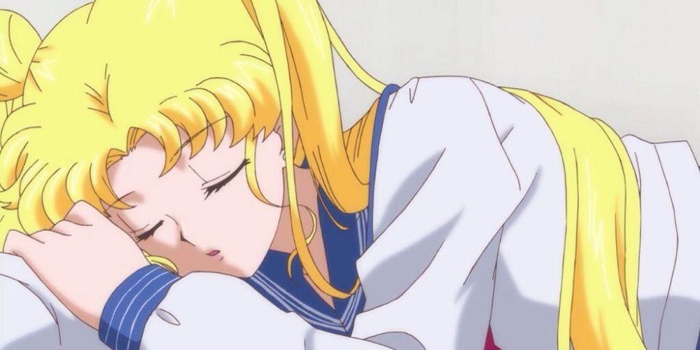 Uma Usagi Tsukino adormecida como ela aparece em Sailor Moon Crystal
