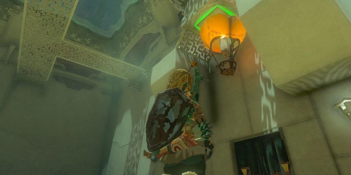 Link usa um dispositivo de balão para apertar um botão no Santuário Sinakawak em Tears of the Kingdom