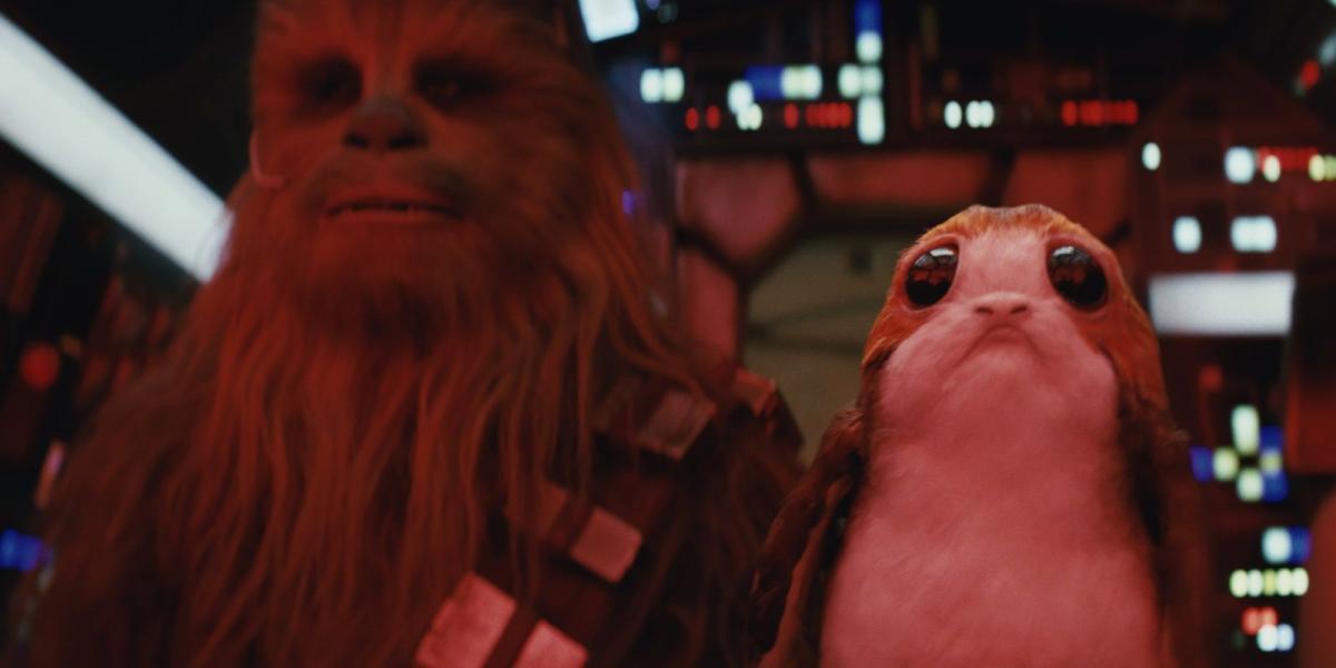 Chewbacca e um Porg no Millennium Falcon em Star Wars The Last Jedi