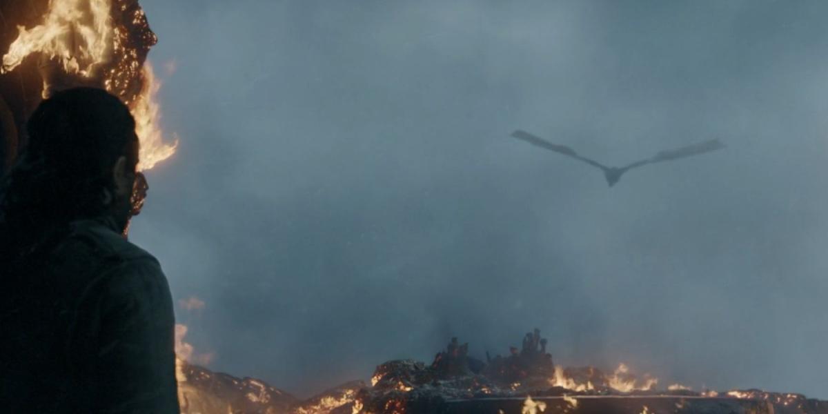 Jon Snow observa Drogon voar com o corpo de Daenerys em Game of Thrones.