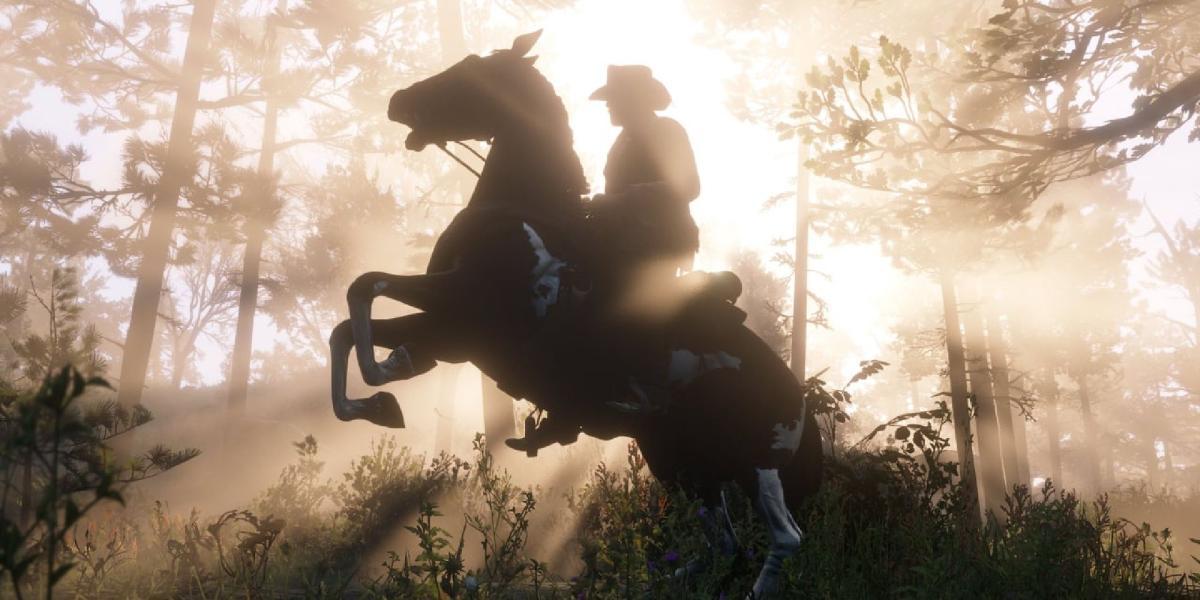 Arthur Morgan recuando em seu cavalo, recortado pelo sol atrás dele.
