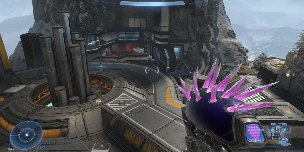 No jogo, tiro em primeira pessoa do mapa Cliffhanger em Halo Infinite