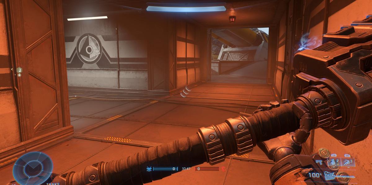 No jogo, jogador empunhando o Gravity Hammer no mapa Cliffhanger de Halo Infinite