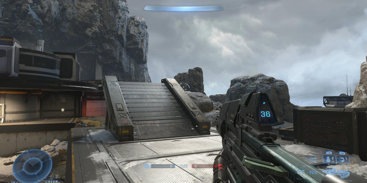Elevador do transportador no mapa Cliffhanger de Halo Infinite