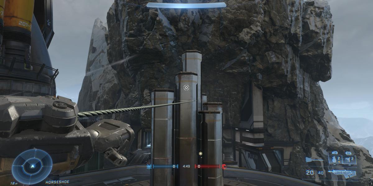 Jogador usando o Grappleshot no mapa Cliffhanger de Halo Infinite