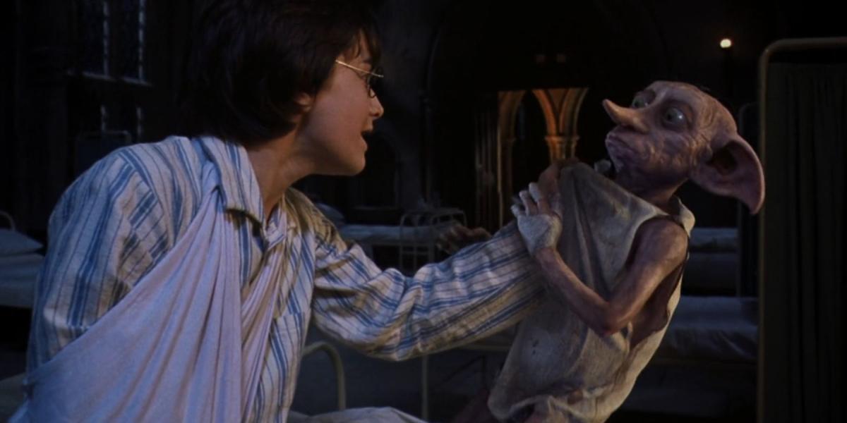 Dobby visita Harry Potter no hospital em Harry Potter e a Câmara Secreta.