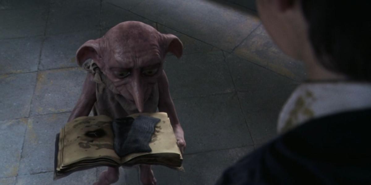 Dobby ganha uma meia em Harry Potter e a Câmara Secreta.