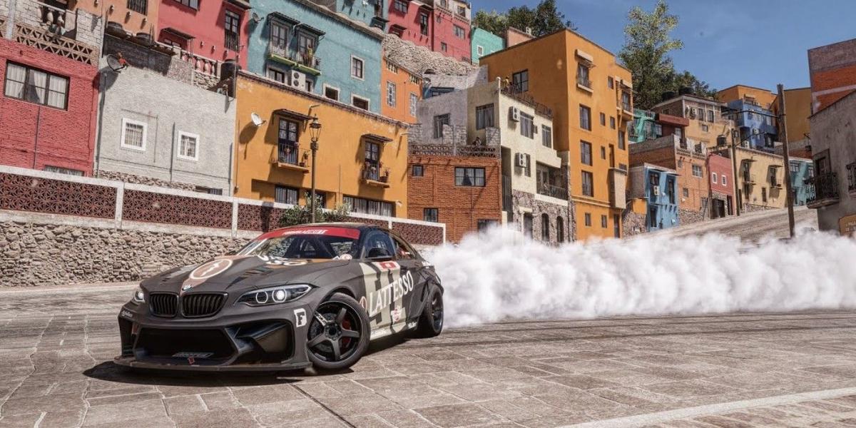 Forza Horizon 5 Formula Drift #91 BMW M2 derrapando na curva na rua da cidade em declive