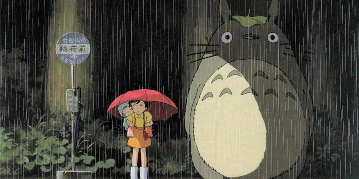 Satsuki, Mei e Totoro esperando no ponto de ônibus em Meu Vizinho Totoro