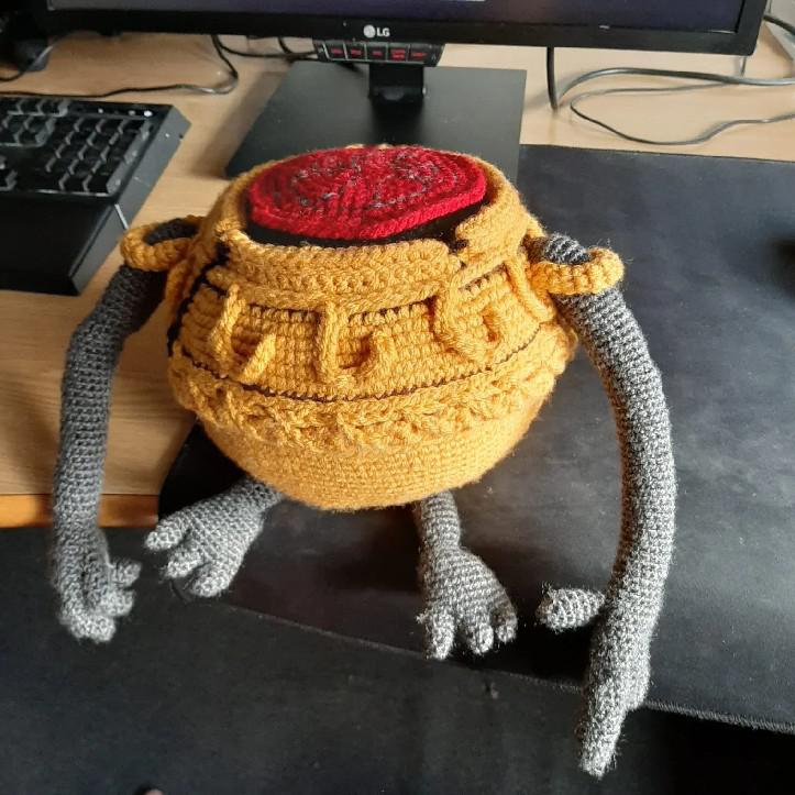 Elden Ring Fan faz boneca de crochê impressionante de Iron Fist Alexander